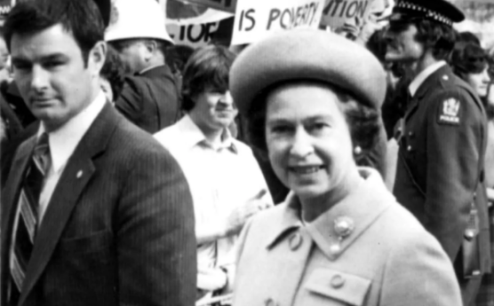 Nữ ho&agrave;ng Elizabeth II bước qua một nh&oacute;m biểu t&igrave;nh chống ho&agrave;ng gia trong chuyến thăm tới Dunedin năm 1981. (Ảnh: New Zealand Herald)