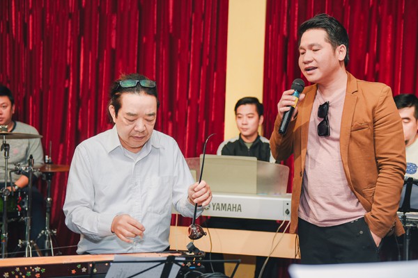 
Ca sĩ Trọng Tấn trong buổi tập luyện trước đ&ecirc;m diễn Độc huyền cầm.
