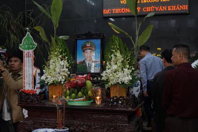 
Thượng sĩ Khánh đã bị thương trong lúc làm nhiệm vụ. Mặc dù được đồng đội và đội ngũ y bác sĩ tận tình cứu chữa nhưng đã trút hơi thở cuối cùng hồi 00 giờ 45 phút ngày 19/3 tại Bệnh viện Bạch Mai.
