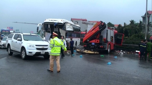 
Hiện trường vụ xe khách tông xe cứu hỏa trên cao tốc Pháp Vân - Cầu Giẽ.
