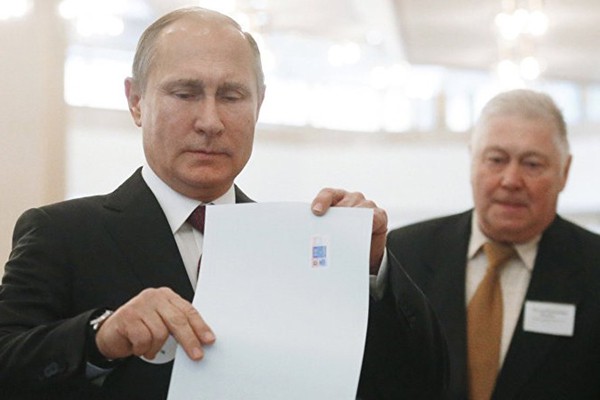 
Ông Putin chỉ thích làm việc với giấy tờ.
