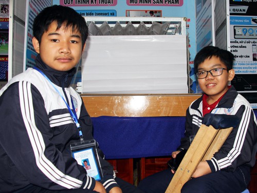 Nguyễn Anh Hào (phải) và Nguyễn Thành Long tại gian trưng bày sản phẩm cuộc thi khoa học kỹ thuật cấp quốc gia dành cho học sinh trung học phía Nam. Ảnh: Mạnh Tùng.