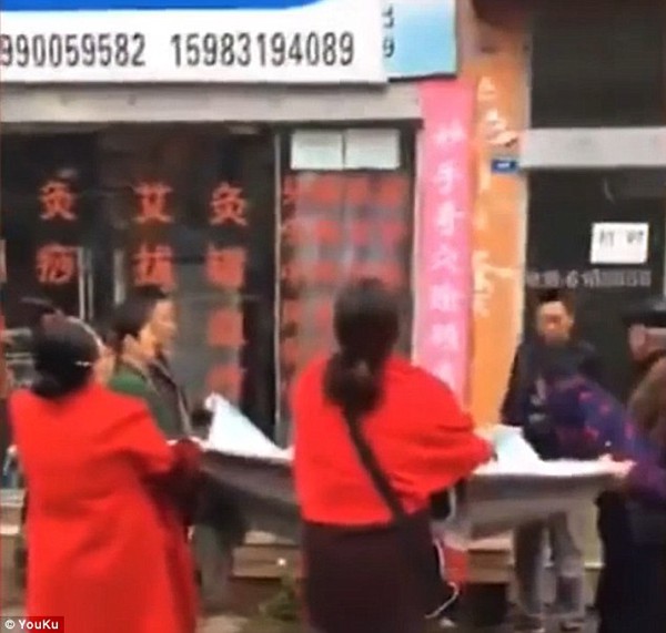 
Người mẹ đ&atilde; hối hận khi để con ở nh&agrave; một m&igrave;nh.
