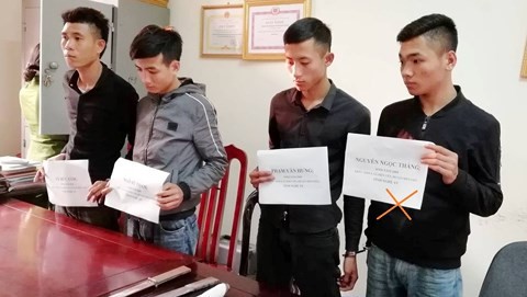 
Nguyễn Ngọc Thắng (ngoài cùng bên phải) và đồng bọn. Ảnh: Công an cung cấp.
