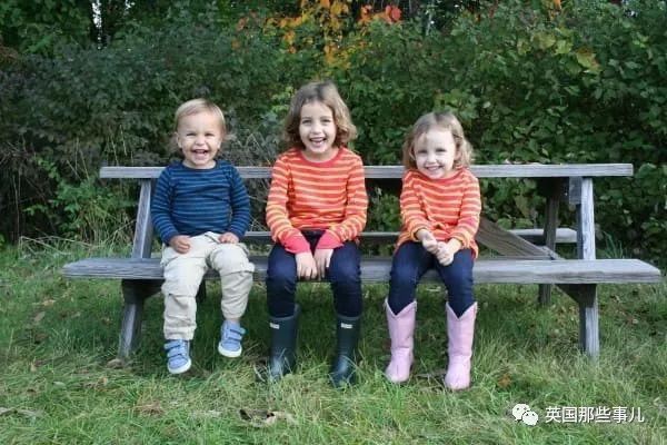 Ba đứa trẻ nh&agrave; Kevin, Lulu 6 tuổi, Nessie 3 tuổi v&agrave; cậu con trai &uacute;t Leo 2 tuổi.