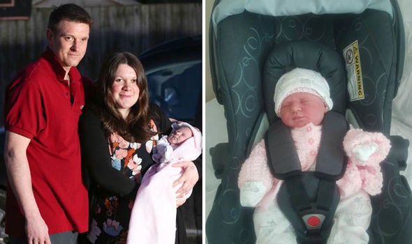 Vợ chồng Sarah Galey và Jamie Galey cùng đứa con mới chào đời.