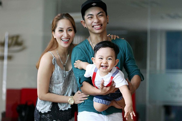 
Gia đình hạnh phúc của Khánh Thi - Phan Hiển.

