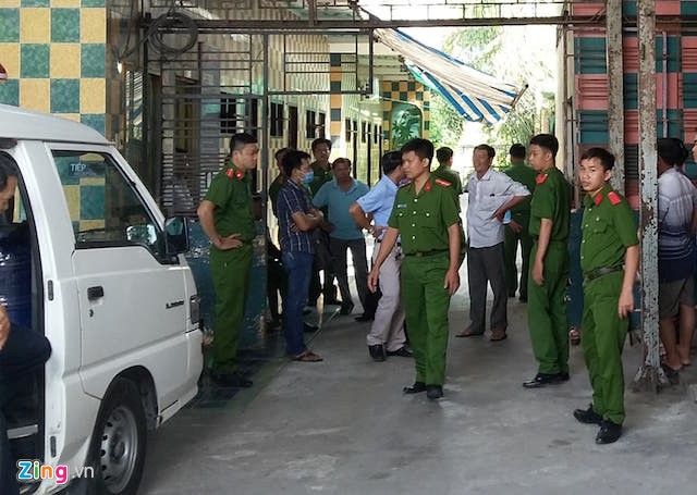 Cảnh sát có mặt ở nơi xảy ra vụ án để khám nghiệm hiện trường. Ảnh: Minh Anh.