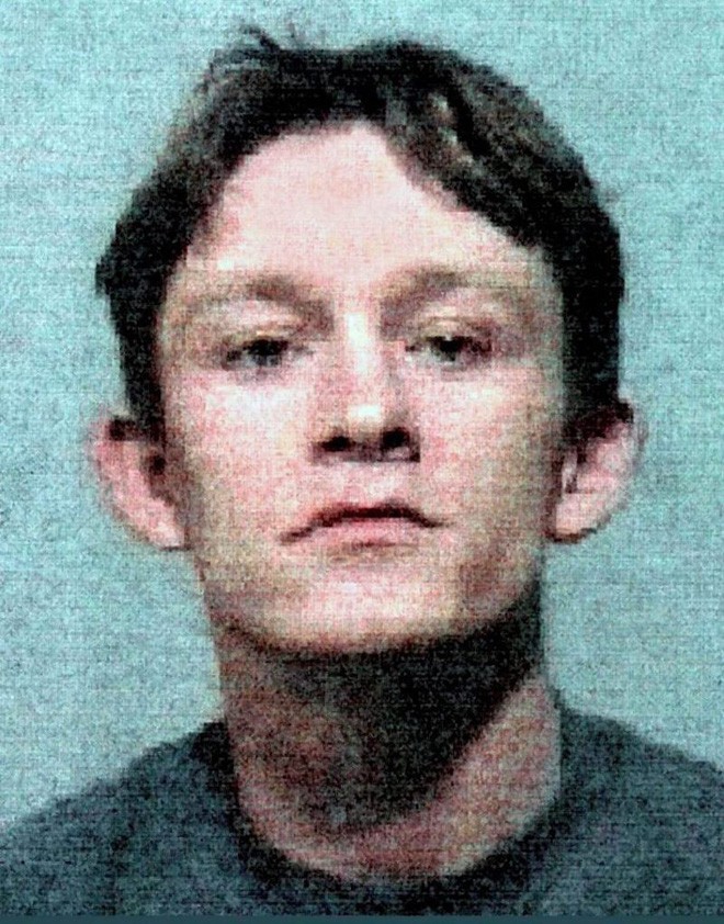 Khi vẫn có người chết nằm trên sàn như vậy mà các anh cũng dùng bữa được sao, thẩm phán hỏi.