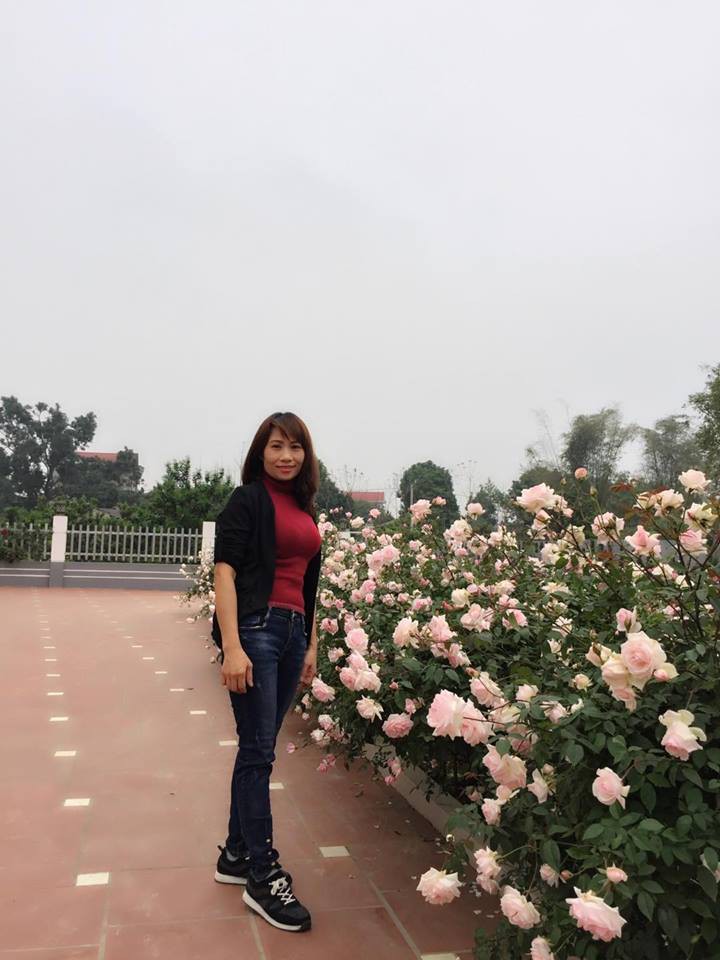 Ngôi nhà hoa hồng của chị Ánh Quyên ở xã Cẩm Lĩnh, Ba Vì, Hà Nội không chỉ có nhiều loài hoa hồng mà còn ấn tượng bởi nữ chủ nhân xinh xắn, khéo léo chăm sóc, sắp xếp không gian để vườn hồng gây thương nhớ cho hàng ngàn chị em yêu hoa.