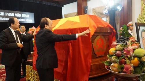 
Thủ tướng Nguyễn Xuân Phúc bên linh cữu của Cố Thủ tướng Phan Văn Khải.
