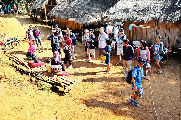 
Nhóm khách gia đình người Việt thăm ngôi làng của người cổ dài ở Chiang Mai (phía tây bắc Thái Lan). Ảnh: Báo Nghệ An
