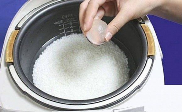 
Sau khi vo gạo và đổ nước vào nồi cơm, bạn bỏ thêm 2 đến 3 viên đá vào, để khoảng 15 phút rồi mới bắt đầu cắm điện, bấm nút nấu. (Ảnh: Internet)
