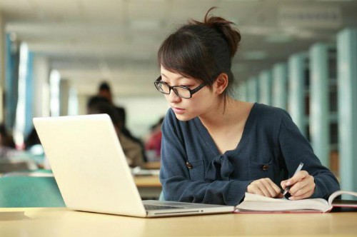 Biết tiếng Anh, bạn c&oacute; thể tự nghi&ecirc;n cứu nhiều t&agrave;i liệu nước ngo&agrave;i. Ảnh minh họa: Nextews
