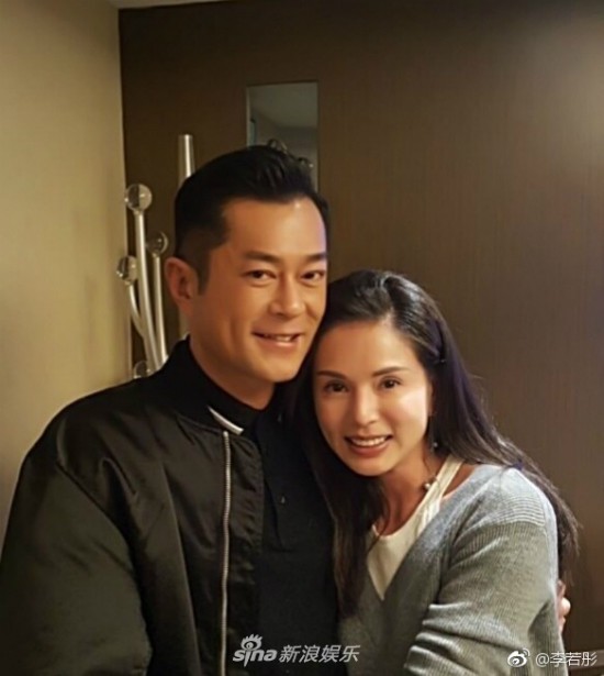 Ngày 22/3, Lý Nhược Đồng đăng tải hình ảnh cô và Cổ Thiên Lạc chụp cùng nhau tại một bữa tiệc trên Weibo cá nhân.