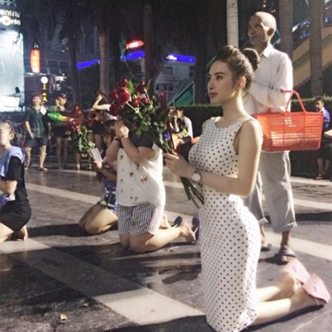 Angela Phương Trinh đi lễ sau scandal ăn mặc hở hang khi diễn tại qu&aacute;n bar dẫn đến bị cấm diễn.