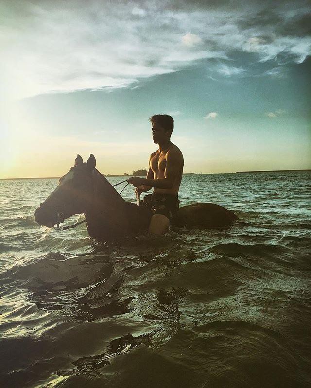 Hoàng tử Mateen cưỡi ngựa trên biển - một thú vui khá lạ lẫm nhưng lại trông khá sang trọng nhỉ?