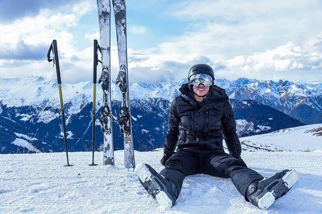 Ảnh chụp hoàng tử Mateen trượt tuyết trên một đỉnh núi cao