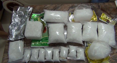 
Những gói ma túy đá này được cất giấu tinh vi dưới vỏ bọc là những gói trà, gói kẹo.
