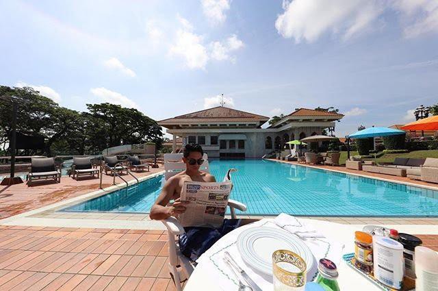 Hoàng tử Mateen nghỉ mát tại một khu resort đắt tiền, ngồi đọc báo cạnh hồ bơi trông thật sang chảnh!