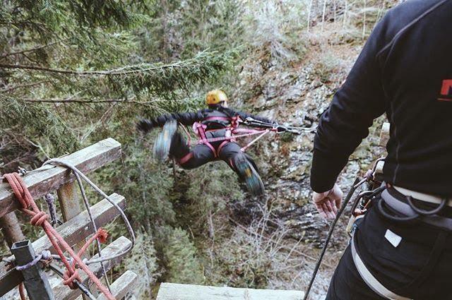 Nhảy bungee còn là một môn thể thao cảm giác mạnh mà Mateen vô cùng thích thú vào những dịp trời mát mẻ.