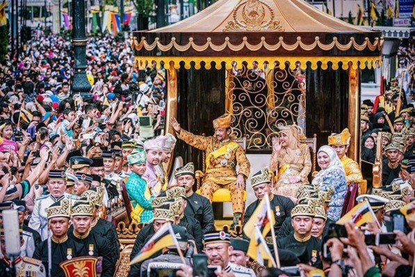 Các dịp lễ hội lớn của quốc gia này dường như không thể nào vắng bóng hình ảnh chàng hoàng tử luôn tươi cười vẫy tay chào những người dân nơi đây.