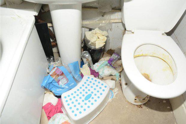 Nhà vệ sinh cũng ngập rác.