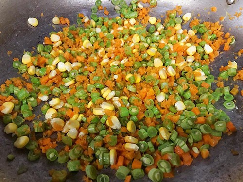 Đảo sơ cái loại rau củ trước rồi mới trộn với cơm.