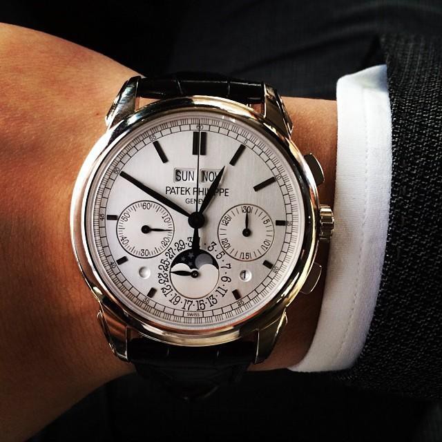 Hoàng tử Mateen thường đeo những chiếc đồng hồ cực kỳ đắt tiền đến từ những thương hiệu nổi tiếng bậc nhất.