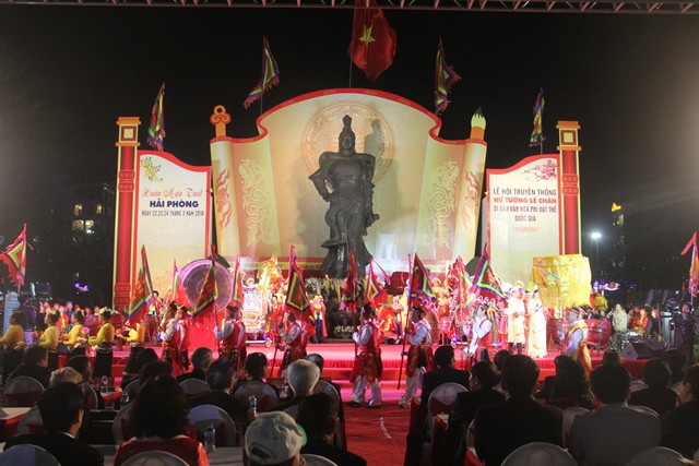
Đoàn rước của quận Lê Chân đang diễu hành qua tượng đài Nữ tướng

