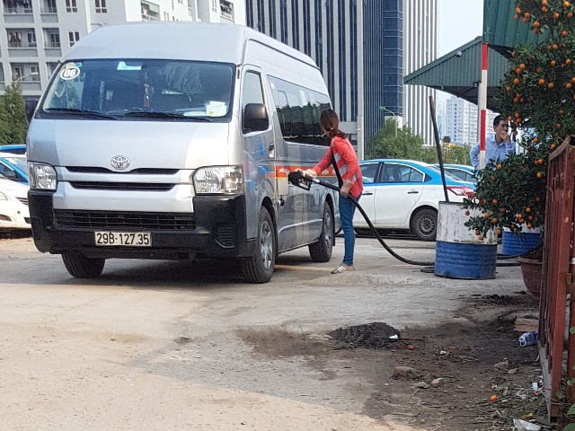 
Không chỉ đổ xăng cho các xe của hãng Kumho Việt Thanh mà cây xăng này còn tiếp nhiên liệu cho nhiều xe ô tô du lịch khác.
