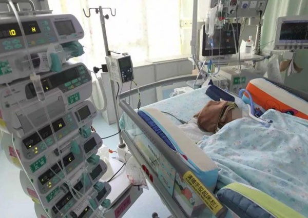 Em bé chưa rõ bao giờ mới tỉnh lại. Ảnh: China Daily