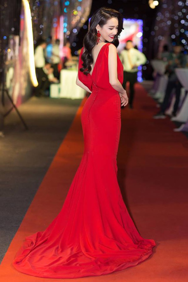 
Nhã Phương khoe váy đỏ xinh đẹp trong sự kiện tối 25/3.
