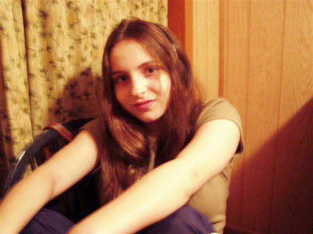 Angel làm mẹ khi mới 15 tuổi và thường xuyên bị chồng bạo hành.