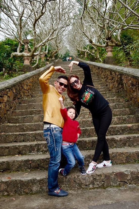 Bé Na, con gái cưng của đôi vợ chồng cũng theo bố mẹ đi du xuân.