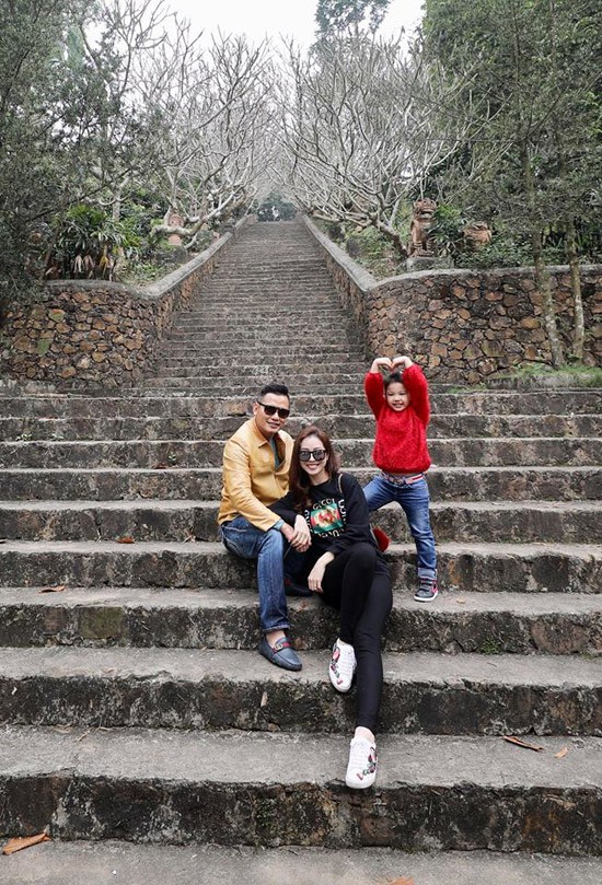 Hoa hậu từng tiết lộ, bé Na rất hiếu động và tinh nghịch như con trai nên mỗi lần đi chơi, vợ chồng cô phải thay nhau canh chừng.