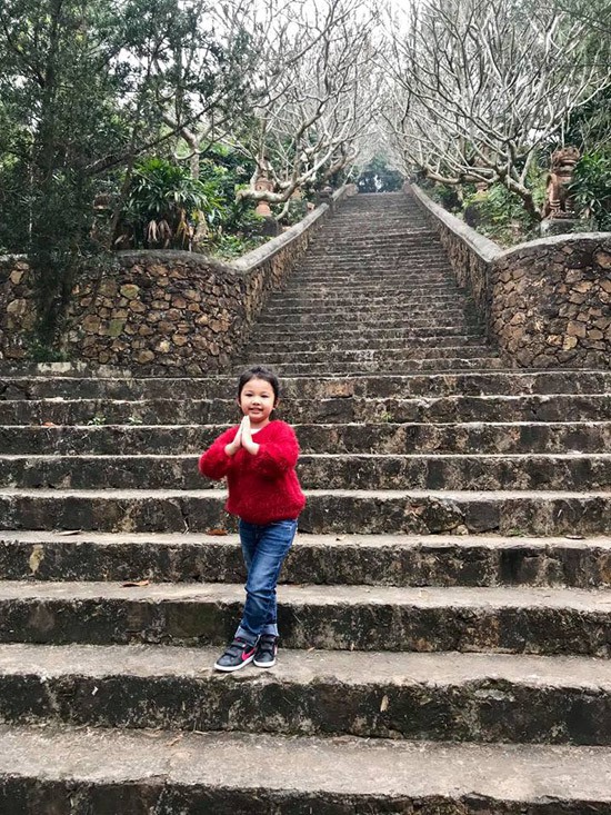 Bé Na đã hơn 4 tuổi, đang học mẫu giáo. Cô nhóc cá tính nhưng cũng biết cách làm điệu.