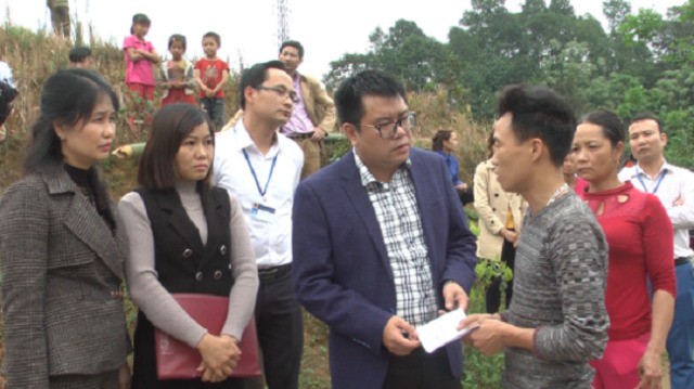 Lãnh đạo huyện Bảo Thắng thăm hỏi, hỗ trợ gia đình em học sinh bị tai nạn. Ảnh: Trần Trinh