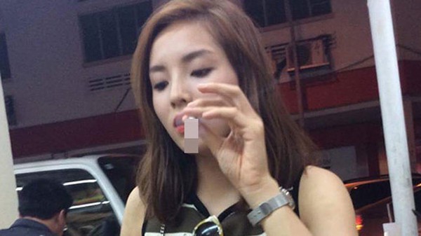 Nguyễn Cao Kỳ Duyên vướng scandal hút thuốc lá phì phèo ở quán cafe.