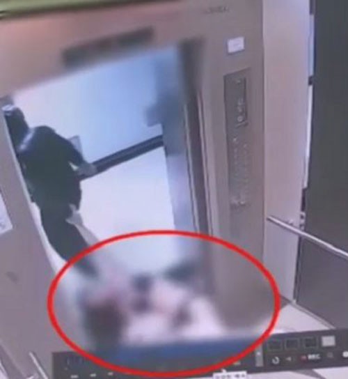 Nạn nhân chỉ mặc mỗi bộ đồ lót, nằm bất tỉnh khi bị bạn trai kéo đi.