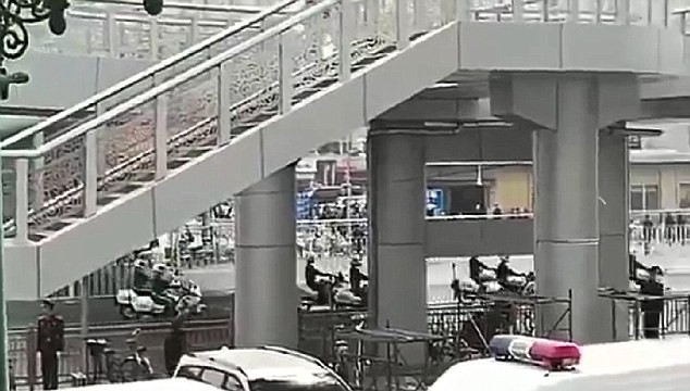 Đoàn xe cảnh sát xuất hiện gần khu vực ga tàu Bắc Kinh sau khi ga tàu tại đây bất ngờ thông báo tạm chuyển hướng các chuyến tàu sang ga khác. (Ảnh: Dailymail)