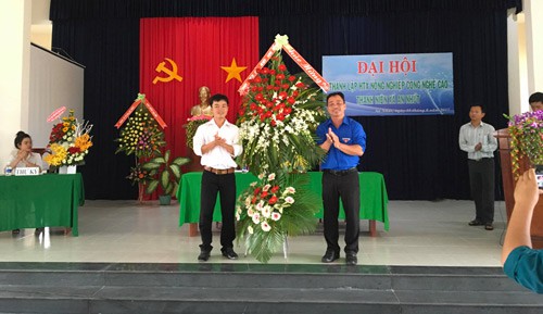 Trần Minh Hiếu (trái) nhận lời chúc mừng từ các cơ quan, ban, ngành trong ngày thành lập Hợp tác xã Nông nghiệp công nghệ cao.