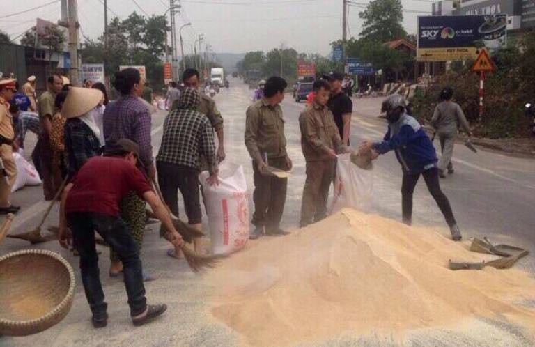 CSGT và người dân giúp tài xế thu gom số ngô rơi trên đường. Ảnh: Bạn đọc cung cấp