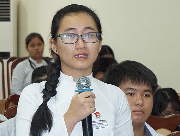 
Nữ sinh Phan Song Toàn (học sinh Trưởng THPT Long Thới, Nhà Bè) đã rơi nước mắt khi nói về cô giáo dạy Toán không giảng bài chỉ viết toàn bộ bài giảng lên bảng. Ảnh: Minh Nhật
