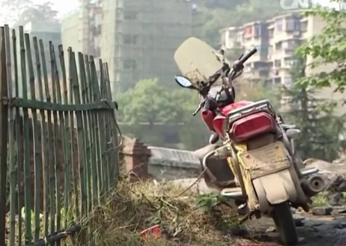 Chiếc môtô của nạn nhân ở hiện trường.