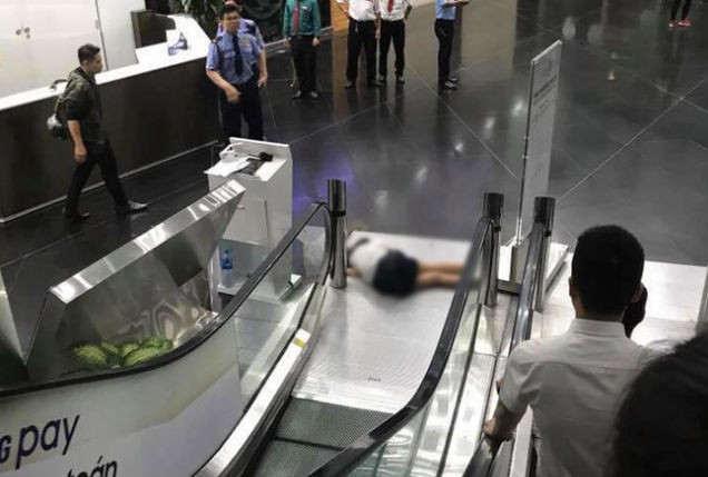 Nữ sinh rơi từ tầng cao xuống nền tòa nhà Bitexco