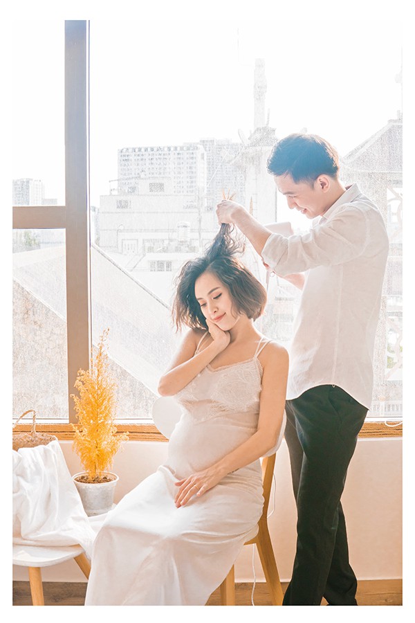 Tú Vi đang mang thai con đầu lòng hơn 8 tháng. Cô cùng ông xã Văn Anh thực hiện bộ ảnh kỷ niệm.