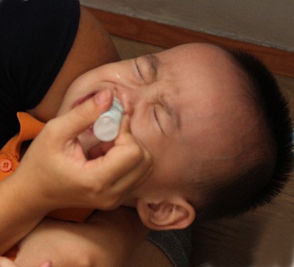Khi dùng thuốc nhỏ mũi cho trẻ nhỏ cần thận trọng và phải theo sự chỉ định của bác sĩ.