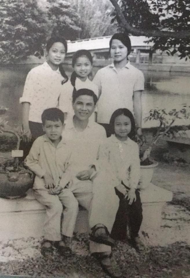 NSƯT Minh Vượng là con thứ 2 trong gia đình có 6 anh chị em. Chị đến với sân khấu bằng 1 mối duyên trắc trở: Năm 1973, Minh Vượng thi đỗ vào Đoàn chèo Hà Nội nhưng gia đình không cho theo học. Tiếp đó, chị thi đỗ vào Đoàn kịch nói Tổng cục Hậu cần nhưng lại không theo học vì sợ bị cắt hộ khẩu.