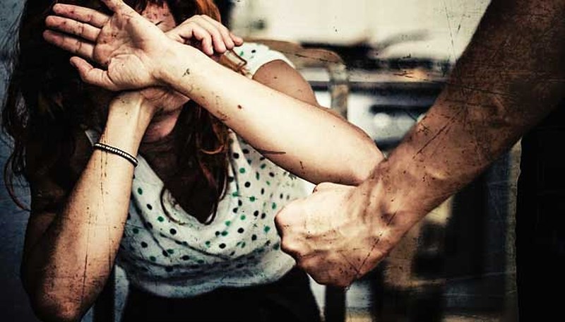 Không ít phụ nữ chấp nhận người chồng đánh đập mình hết lần này tới lần khác (Ảnh minh họa)